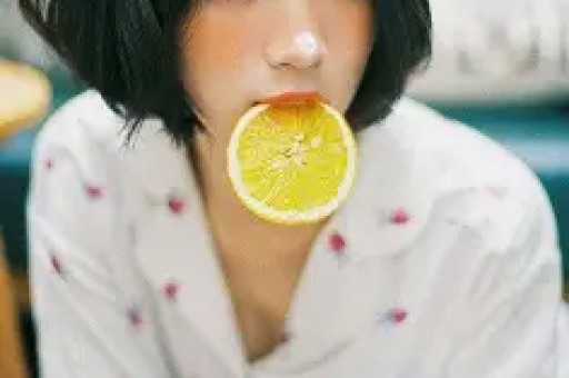 丈夫暴雷后53岁董卿再迎人生噩耗淡出央视原因早已真相大白